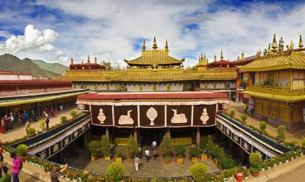 Chùa Jokhang – ngôi đền thiêng nhất Tây Tạng: ý nghĩa và lưu ý khi chiêm bái
