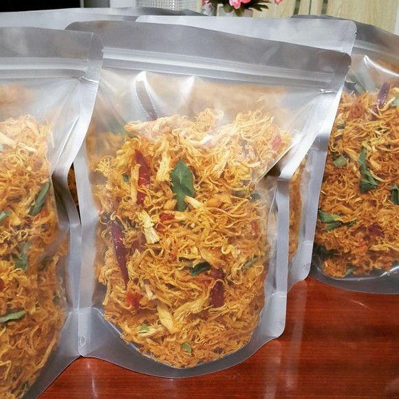 Đồ khô được chia thành các túi zip nhỏ, dán nhãn gọn gàng