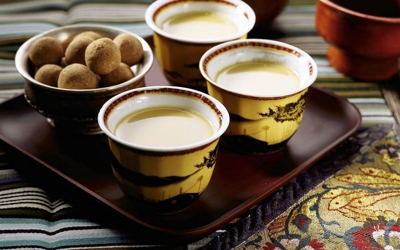 Bát tsampa trộn với trà bơ, món ăn thường ngày của người Tạng