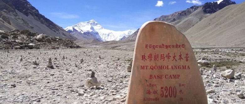 Bảng mốc Everest Base Camp ở độ cao 5.200 mét phía Tây Tạng