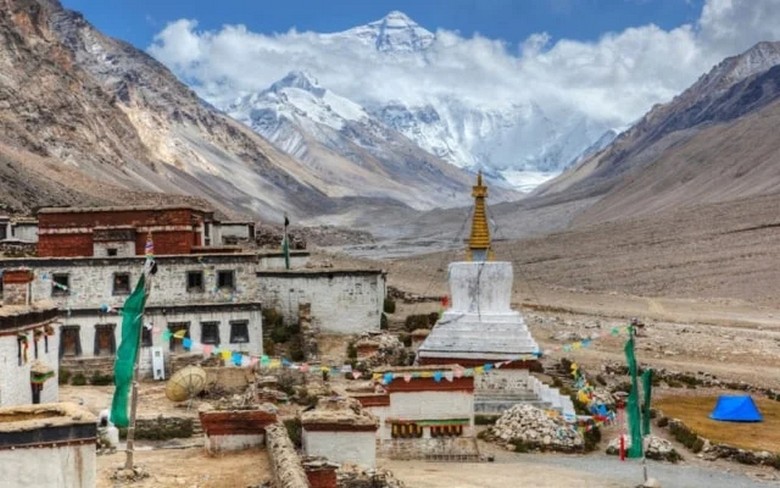 Bảo tháp trắng của tu viện Rongbuk in bóng trên nền mặt bắc Everest