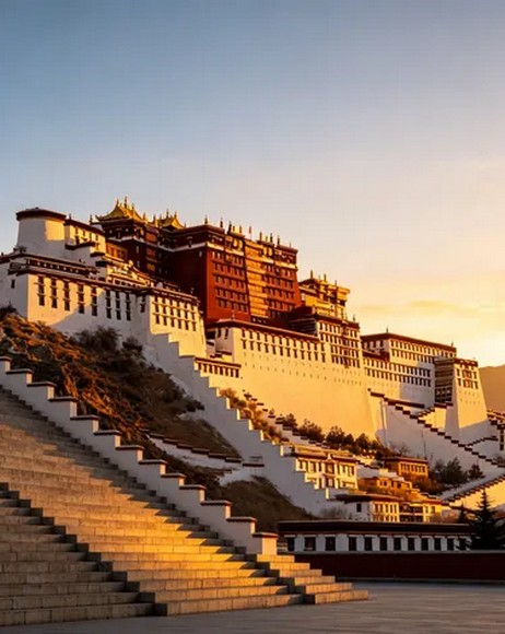 Bậc thang dẫn lên Cung điện Potala với dòng người leo chậm