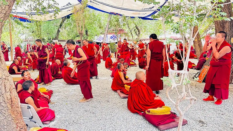 Các nhà sư áo đỏ tranh biện sôi nổi trong sân tu viện Sera