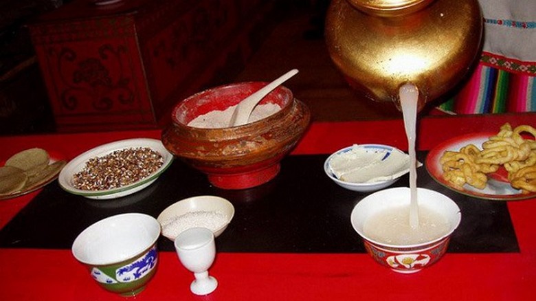 Cốc trà bơ mặn của người Tạng, món vị lạ nên thử dè chừng