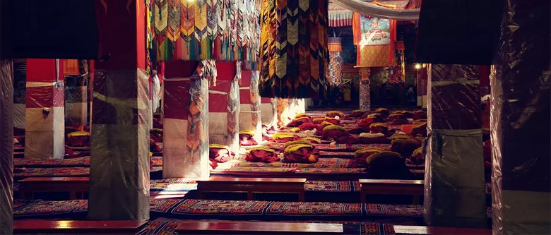 Chính điện Coqen với hàng cột và tượng Phật bên trong tu viện Drepung