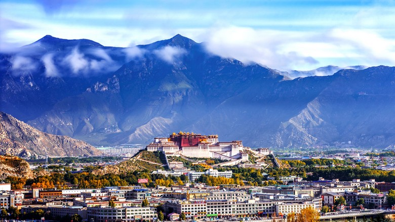 Cung điện Potala dưới trời thu trong xanh ở Lhasa