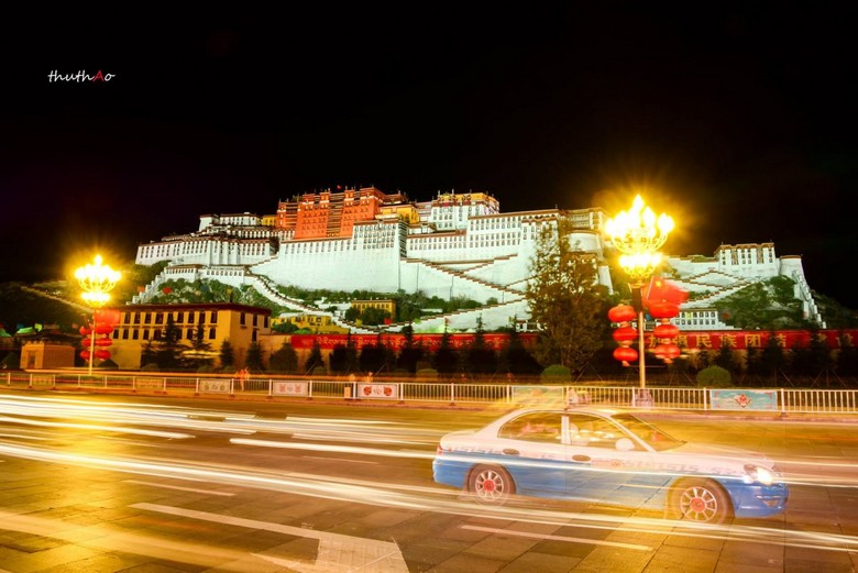  Cung điện Potala lên đèn buổi tối nhìn từ quảng trường phía trước