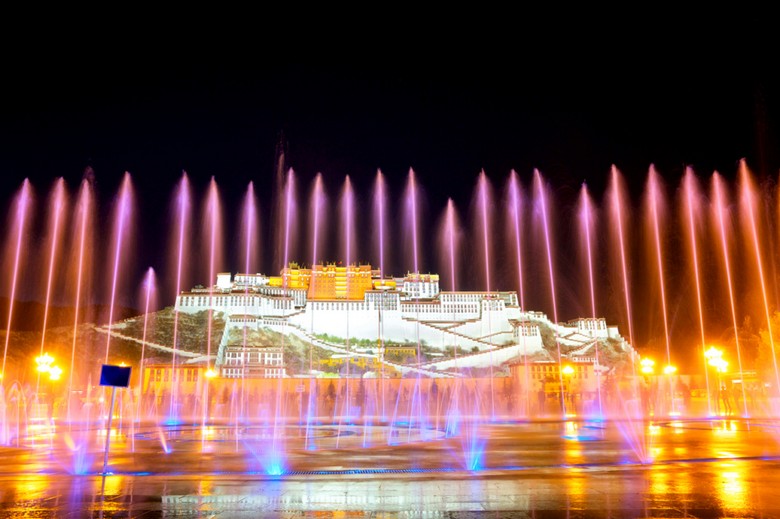 Cung điện Potala lên đèn rực rỡ soi bóng xuống đài phun nước buổi tối
