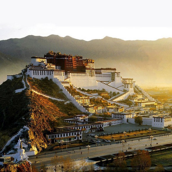 Cung điện Potala nổi bật trên đồi Đỏ giữa thành phố Lhasa