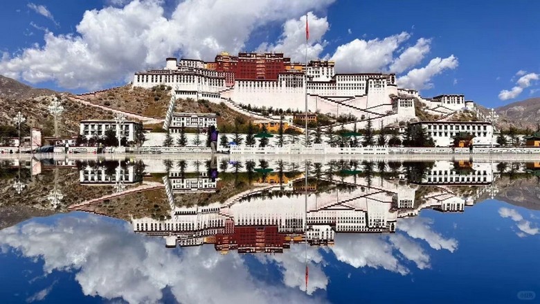 Cung điện Potala nhìn từ phố cổ Lhasa dưới bầu trời cao nguyên trong xanh