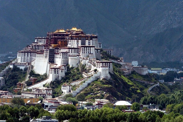 Cung điện Potala uy nghi trên đồi Hồng Sơn dưới trời xanh cao nguyên