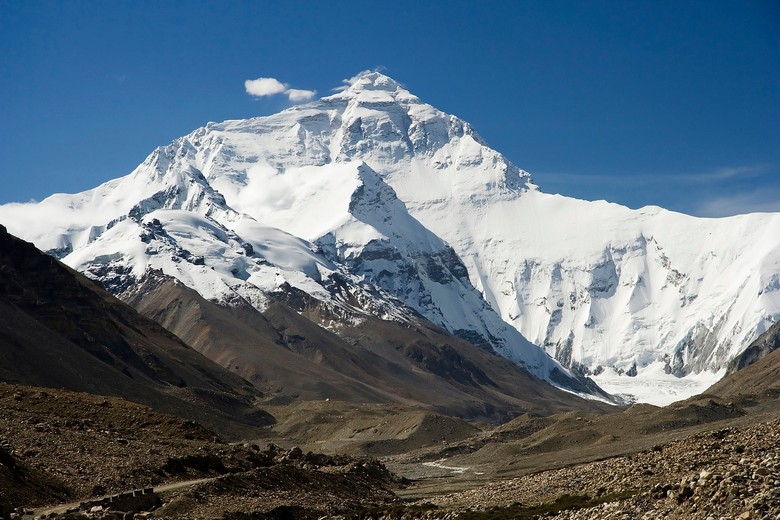 Dãy Himalaya và đỉnh Everest hiện rõ trong ngày trời trong
