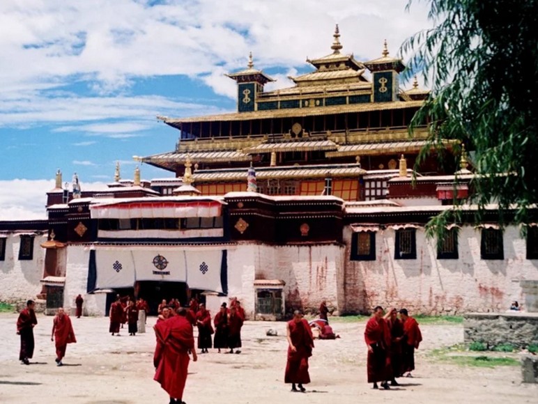 Dòng người hành hương lễ lạy trước chùa Jokhang ở Lhasa
