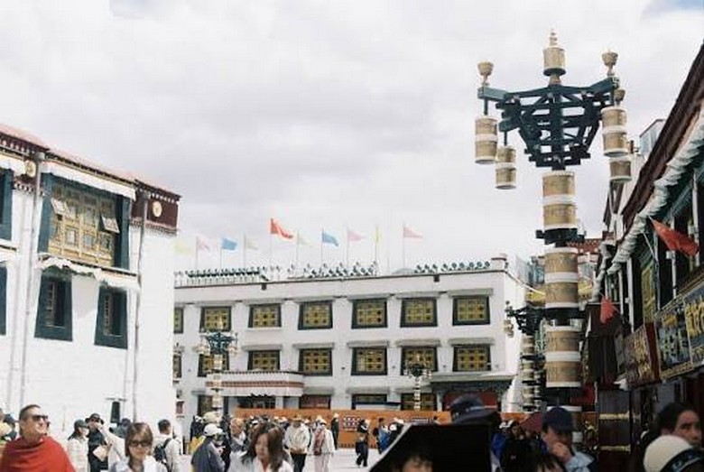 Dòng người hành hương quay bánh xe cầu nguyện trên phố Barkhor