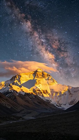 Dải Ngân Hà rực rỡ trên bầu trời đêm phía trên đỉnh Everest