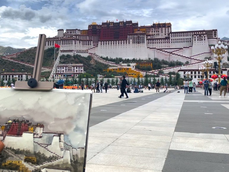 Du khách đi bộ thong thả trên quảng trường trước Cung điện Potala