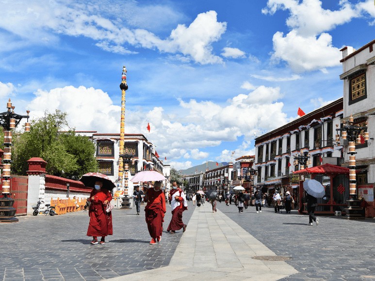 Du khách dạo phố Barkhor cổ kính quanh chùa Jokhang