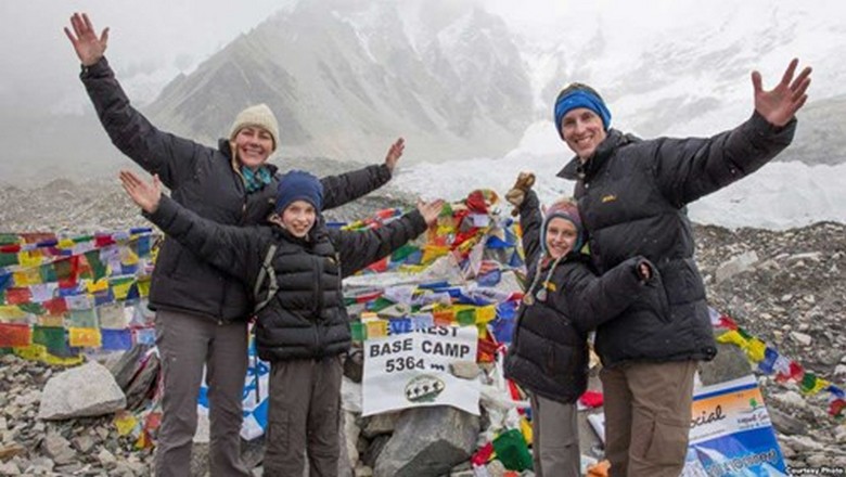 Du khách mặc áo phao dày đứng ngắm Everest trong gió lạnh