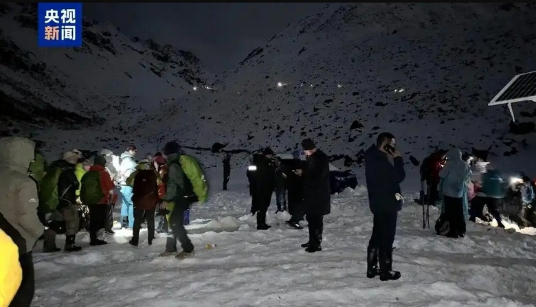 Du khách mặc áo phao dày, đội mũ len ngắm sao trong đêm lạnh ở Everest