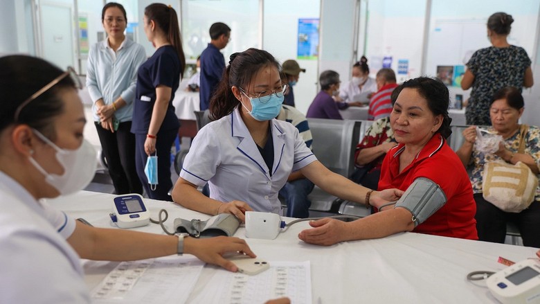 Du khách trao đổi với bác sĩ và mang theo hồ sơ sức khỏe trước chuyến đi
