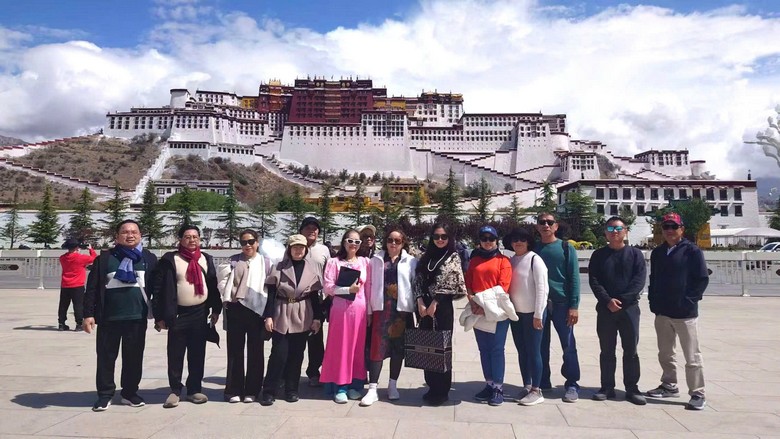 Du khách xếp hàng đi theo lối tham quan lên các bậc thang của Potala