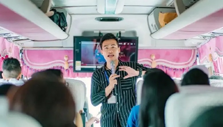 Hướng dẫn viên tiếng Việt hỗ trợ đoàn làm thủ tục trên hành trình