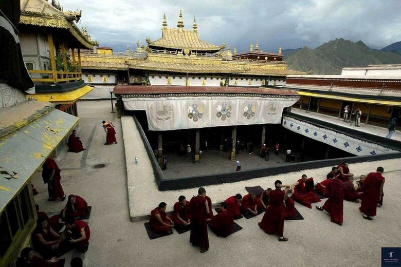 Khói hương nghi ngút bên trong khuôn viên chùa Jokhang