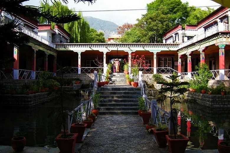 Khuôn viên vườn xanh mát trong cung điện mùa hè Norbulingka