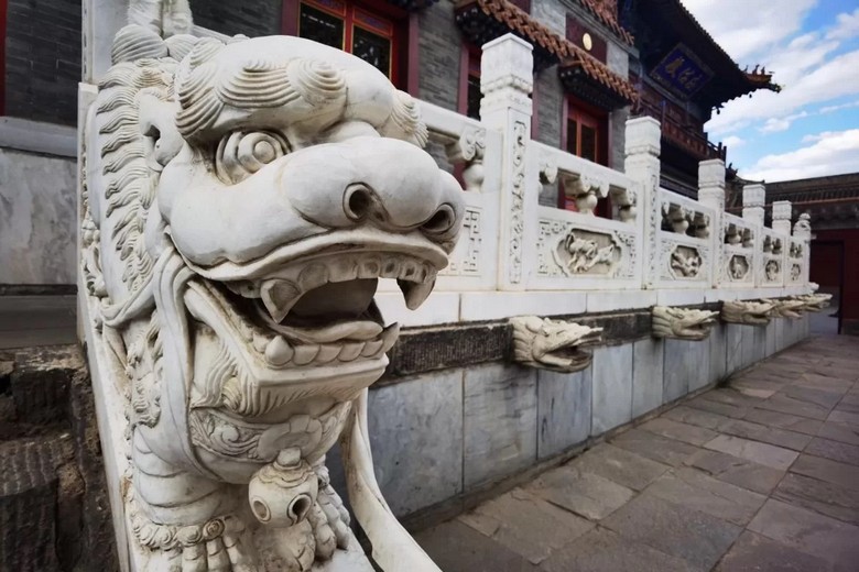 Lò hương bằng đá trước quảng trường chùa Jokhang, khói hương nghi ngút lúc sáng sớm