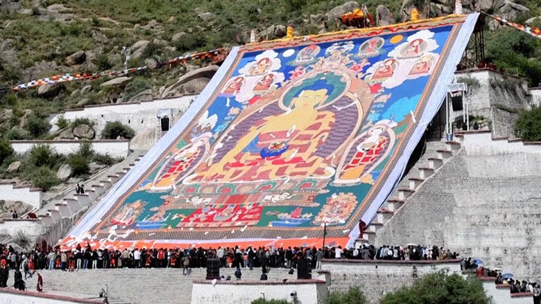 Lễ hội Shoton, bức thangka Phật khổng lồ trải trên sườn núi sau tu viện lúc bình minh