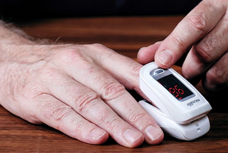 Máy đo nồng độ oxy trong máu kẹp ở đầu ngón tay