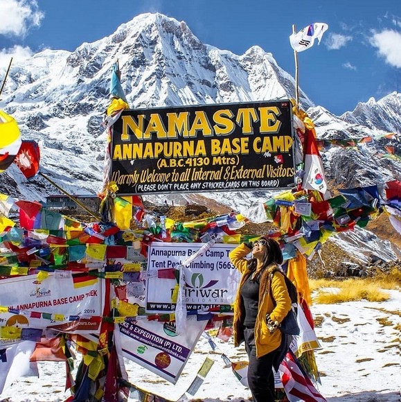 Mặt bắc đỉnh Everest hiện rõ phía sau bảng mốc Everest Base Camp