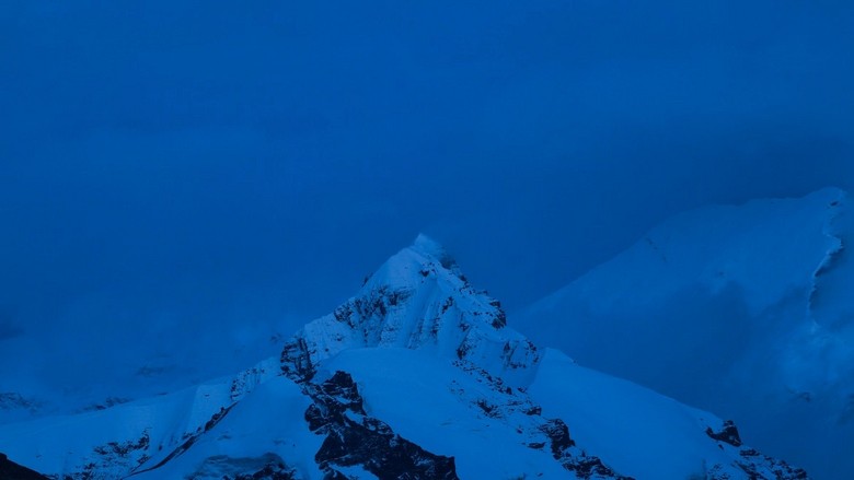 Mặt bắc đỉnh Everest nhìn từ trại nền phía Tây Tạng
