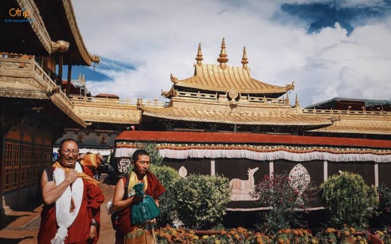 Mặt tiền chùa Jokhang với mái vàng và dòng người hành hương phía trước