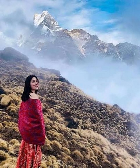 Một nữ du khách đứng ngắm Cung điện Potala dưới nắng cao nguyên Lhasa