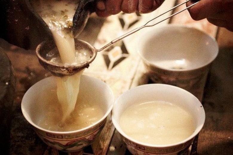 Người Tạng đánh trà bơ trong ống gỗ truyền thống