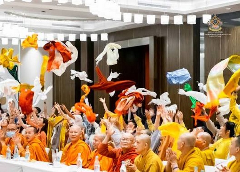 Người Tạng choàng khăn khata trắng đón khách