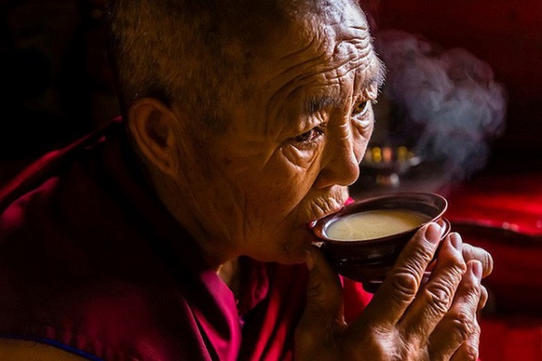 Người dân Tạng ngồi uống trà trong quán trà truyền thống ở phố Barkhor