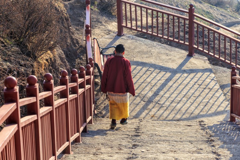 Người hành hương đi vòng kora với chuỗi hạt và bánh xe cầu nguyện quanh chùa Jokhang