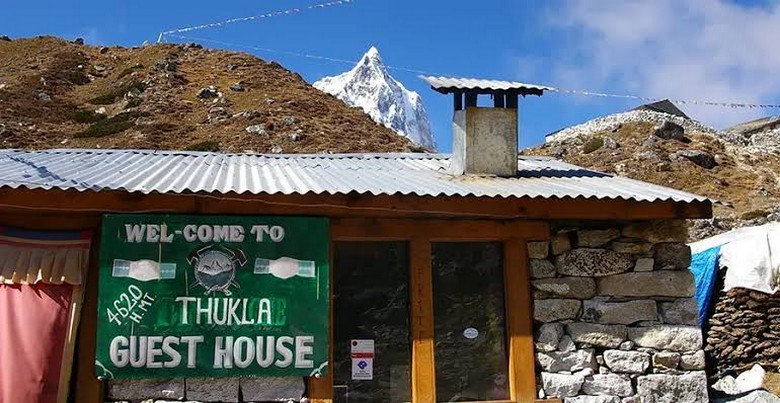 Nhà nghỉ đơn giản ở khu vực gần Trại nền Everest dưới trời sao