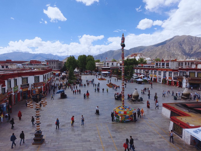 Phố Barkhor nhộn nhịp với dòng người hành hương quanh chùa Jokhang