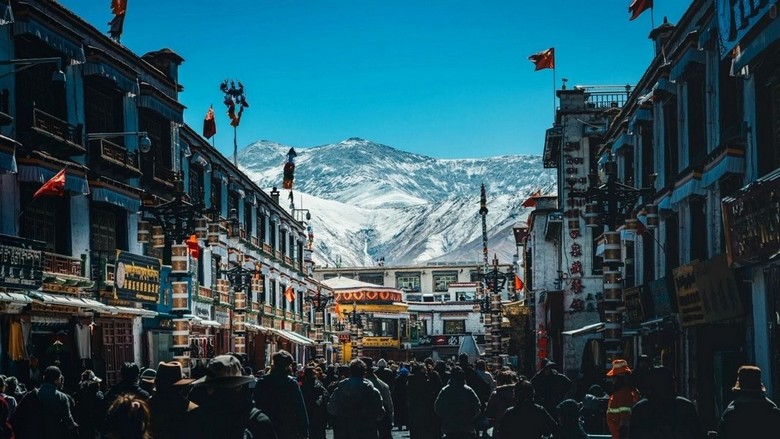 Phố cổ Lhasa yên bình với người dân và du khách đi lại quanh khu Barkhor