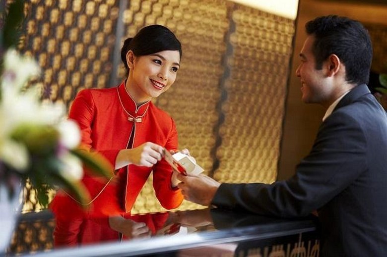 Quầy lễ tân khách sạn ở Lhasa khi đoàn làm thủ tục nhận phòng