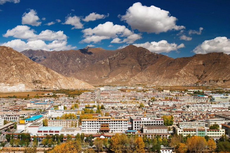 Toàn cảnh Cung điện Potala nổi bật trên đồi giữa lòng thành phố Lhasa