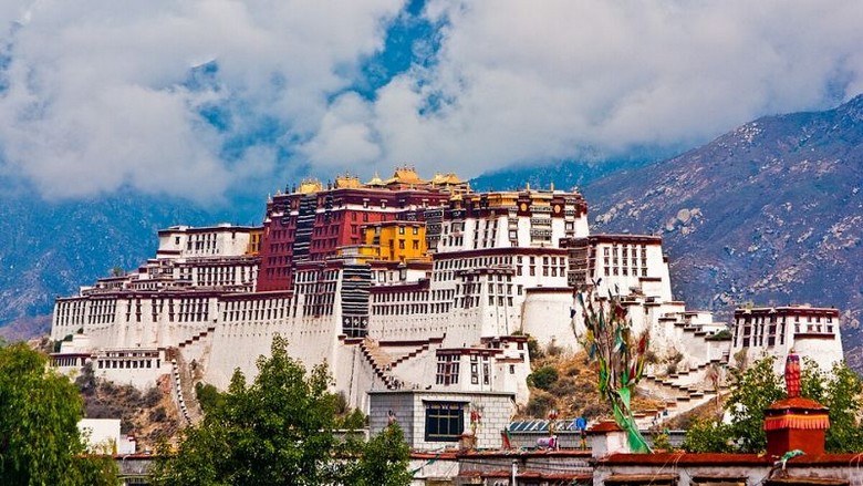 Toàn cảnh Cung điện Potala nhìn từ quảng trường ở trung tâm Lhasa