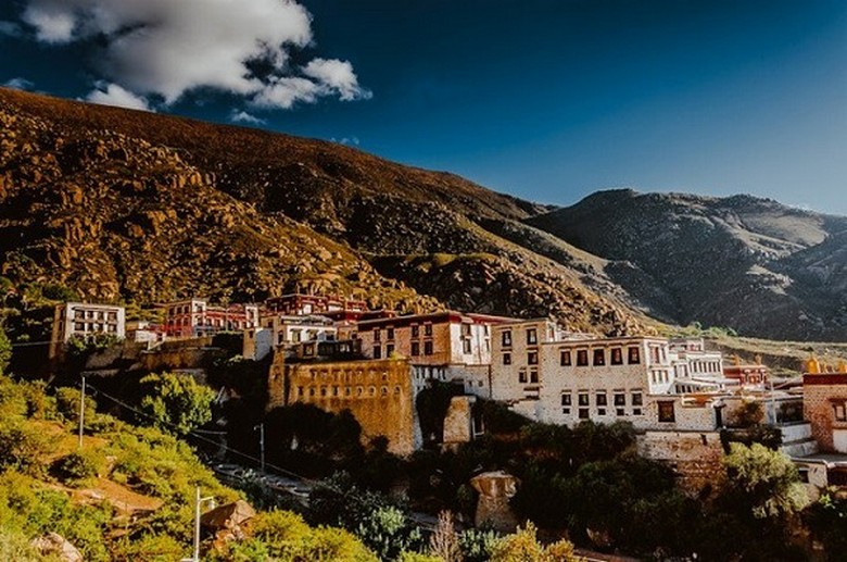 Toàn cảnh tu viện Drepung trắng trải trên sườn núi Gambo Utse nhìn từ xa