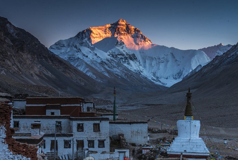 Tu viện Rongbuk với đỉnh Everest phía sau lúc hoàng hôn
