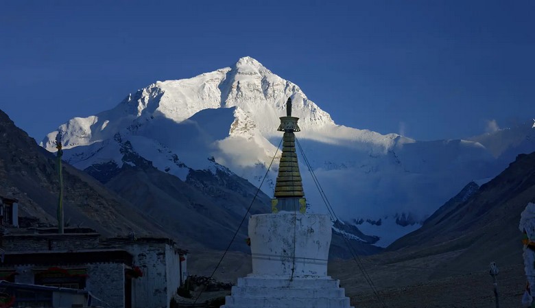 Tu viện Rongbuk với đỉnh Everest phía sau