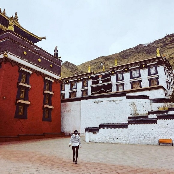 Tu viện Tashilhunpo ở Shigatse với quần thể điện thờ màu trắng và vàng