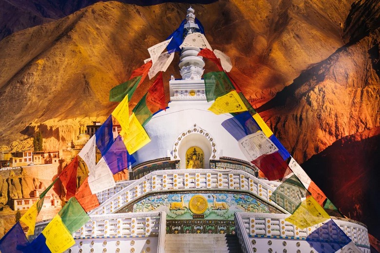 Vòng kora quanh tu viện Drepung với cờ lungta và tầm nhìn xuống thung lũng Lhasa